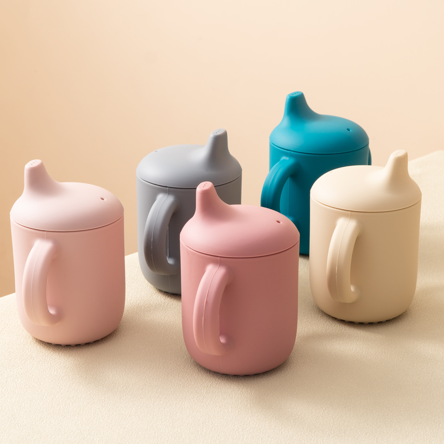 Snack Cup Toddler - 1 個ベビー給餌シリコーンカップ幼児や幼児のためのポータブル学習ハンドシャンク飲料水カップベビー用品