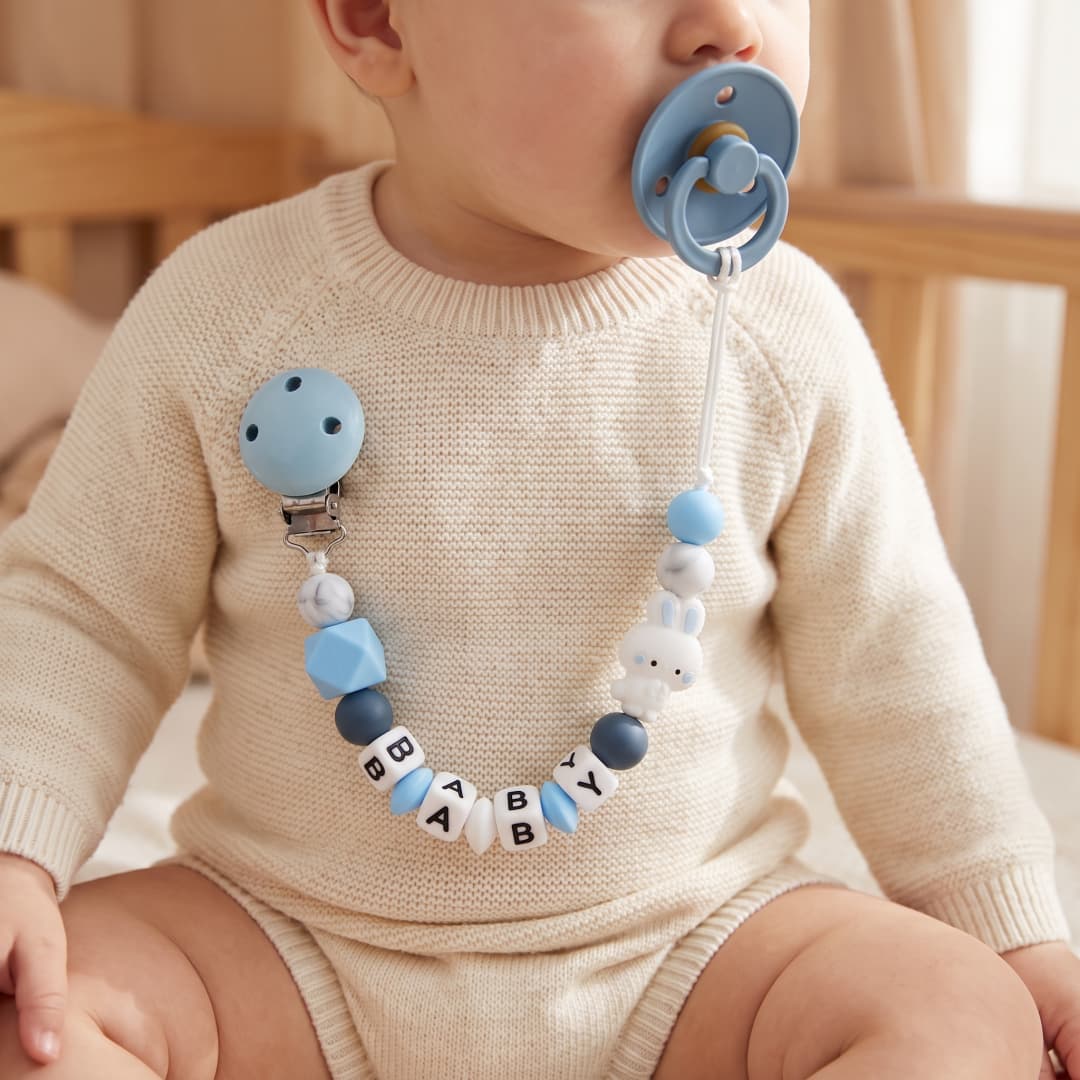 カスタムベビーおしゃぶりクリップ、名前入りブルーバニー、シリ - Baby Food Name のレビューと価格